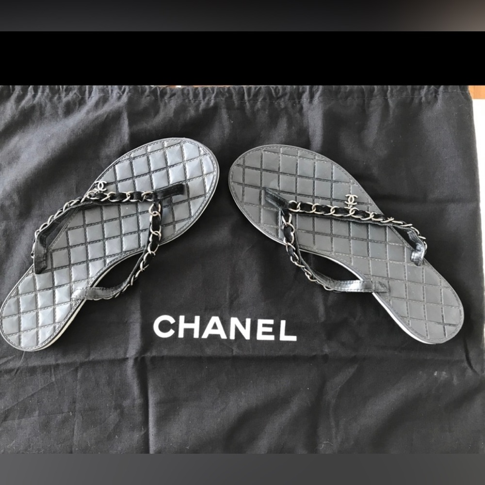 Black authentic Chanel flip-flops. Chain detail with CC charms. Made in Italy.